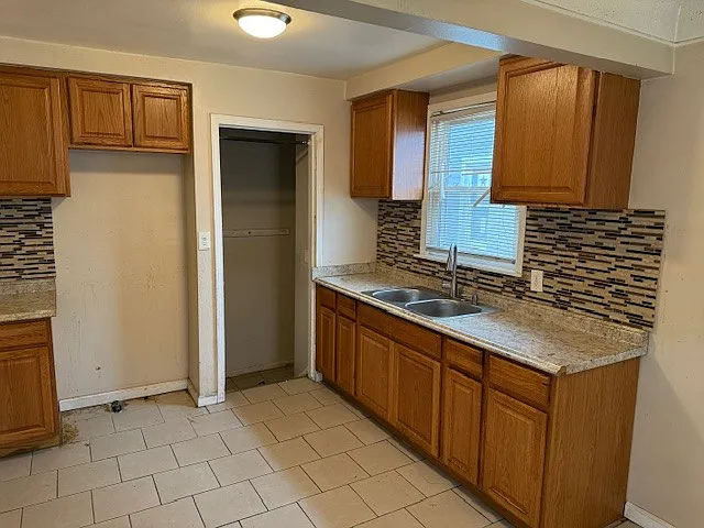 2 bed, 744 sqft, $1,100 — Photo 2