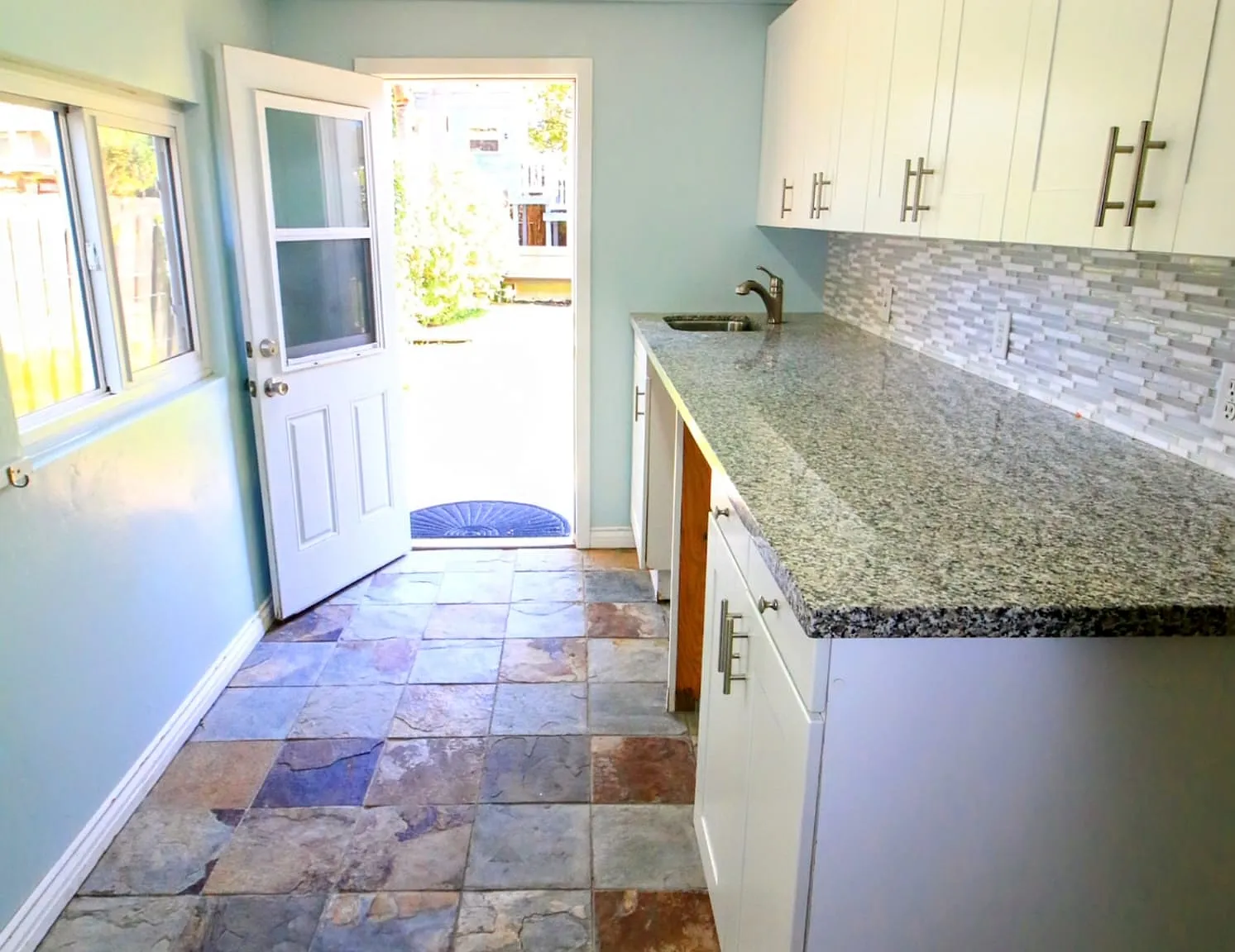 3 bed, 1345 sqft, $5,400 — Photo 3