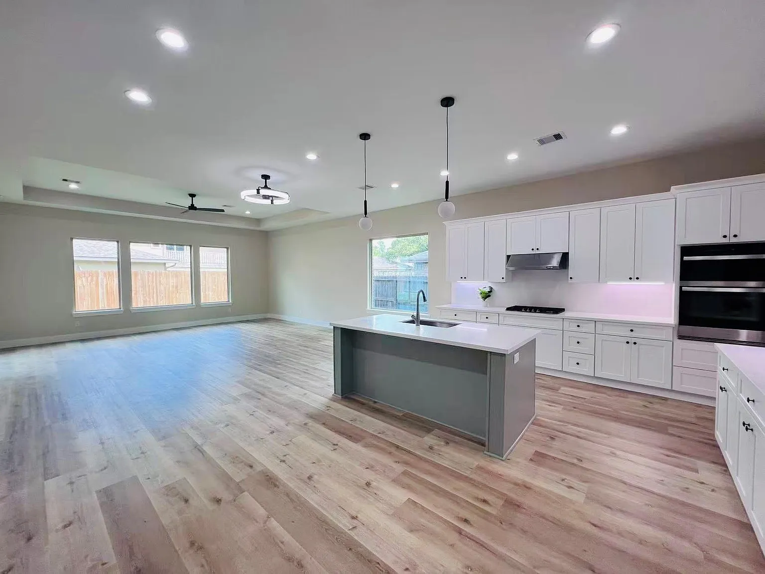 3 bed, 2.5 bath, 2103 sqft, $2,580 — Photo 2