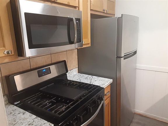 4th image of 711 Eberhart Ln #101