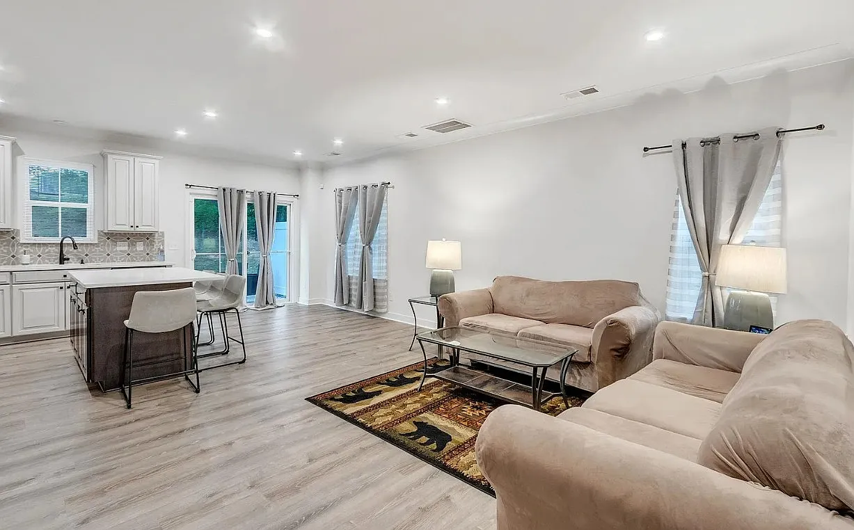 4 Connaught Court - 0 — Photo 4