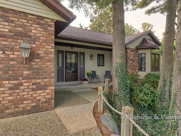 3rd image of 2526 Pineview Dr NE