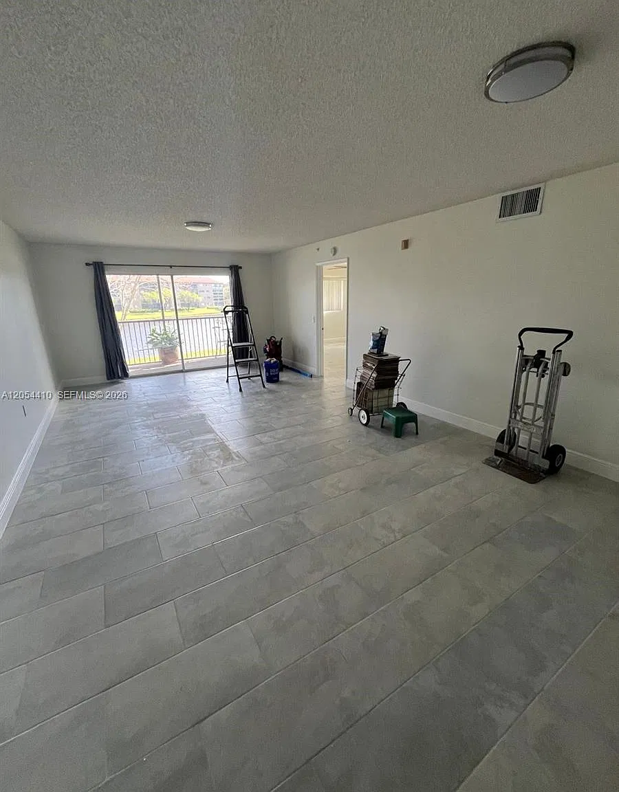 Suffolk At Century Villag — Photo 4