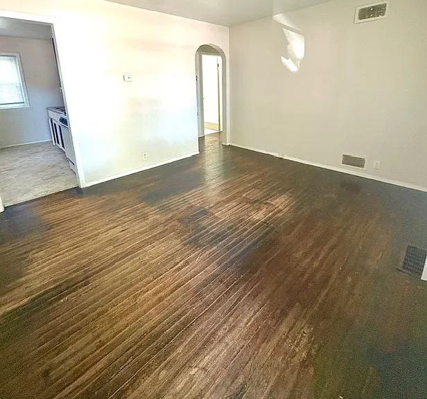 913 N Gregory St — Photo 2