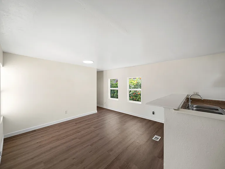 562 Eastwood Dr — Photo 2