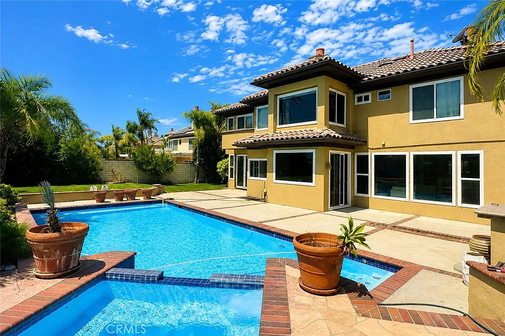 5 bed, 4.5 bath, 4393 sqft, $8,500 — Photo 1