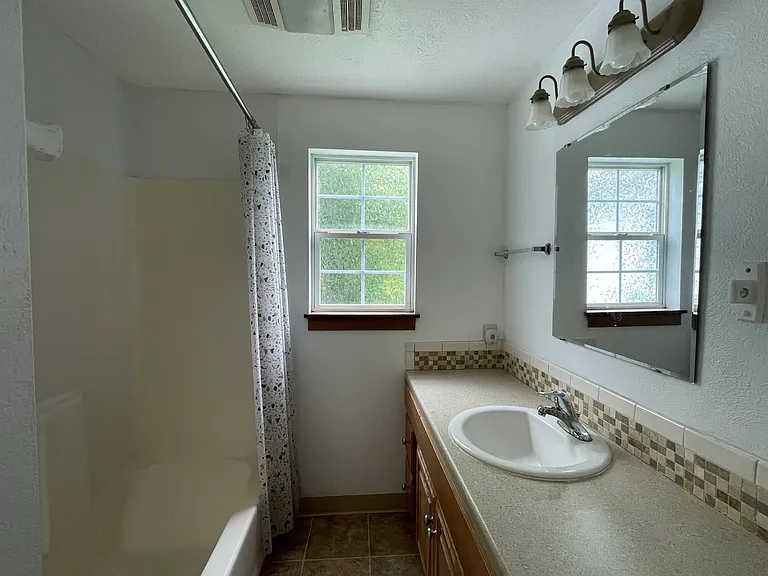 1390 W Jefferson St #A — Photo 6