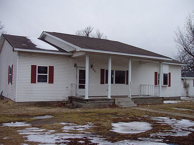 1st image of 901 N Edwards St