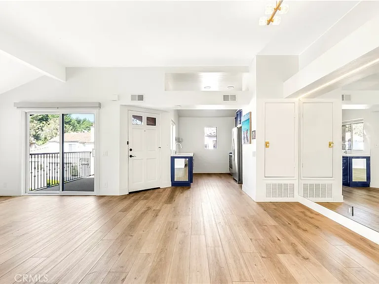 114 Corsica Dr — Photo 3