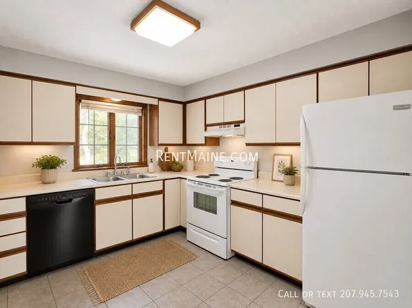 7 Hartley St APT 4, Lewiston, ME 04240