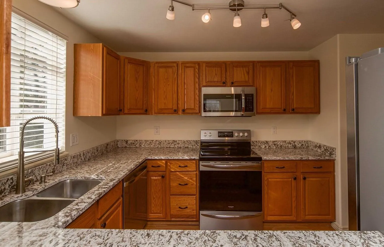 4 bed, 1682 sqft, $2,500 — Photo 4