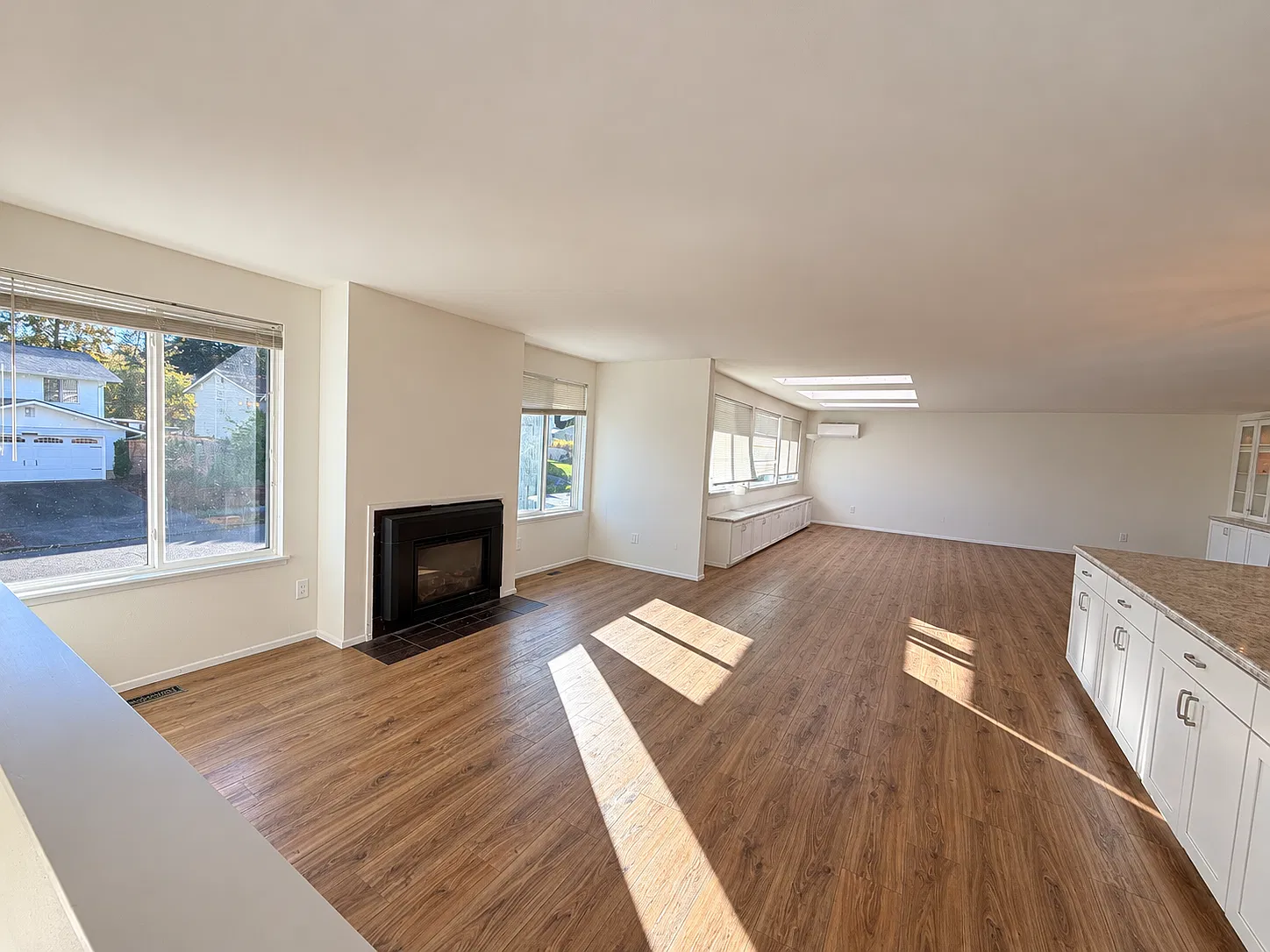 3 bed, 2200 sqft, $3,095 — Photo 4