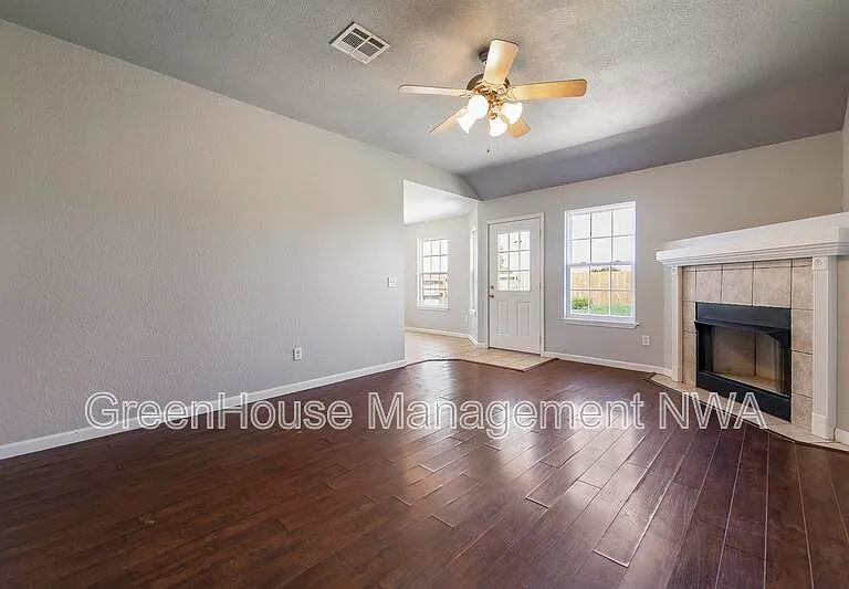 520 Dewberry Ln — Photo 3