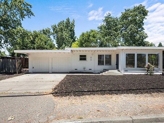 2nd image of 815 Elliott Avenue
