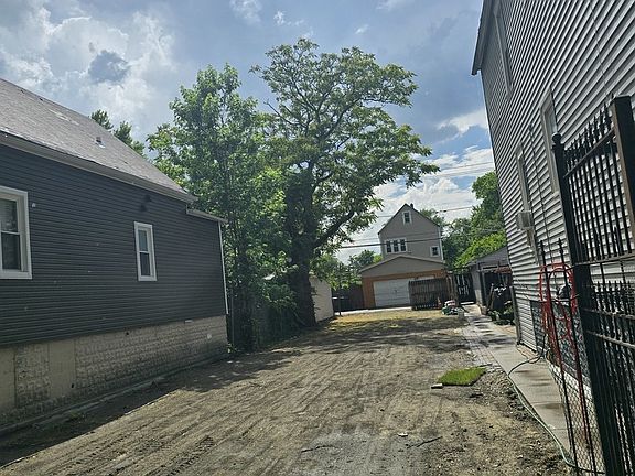 3rd image of 5226 S Loomis St