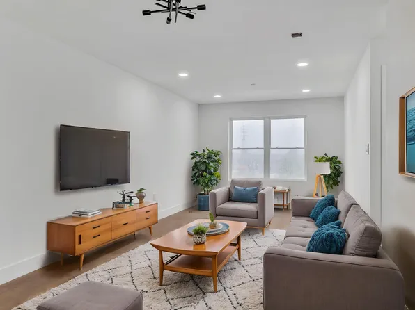 74 Broadway St, Freeport, NY