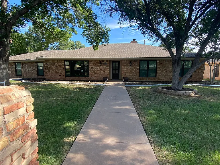 3322 Grandview Dr — Photo 2