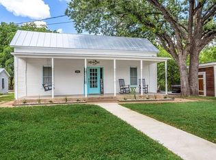 604 W Travis St, Fredericksburg, TX 78624