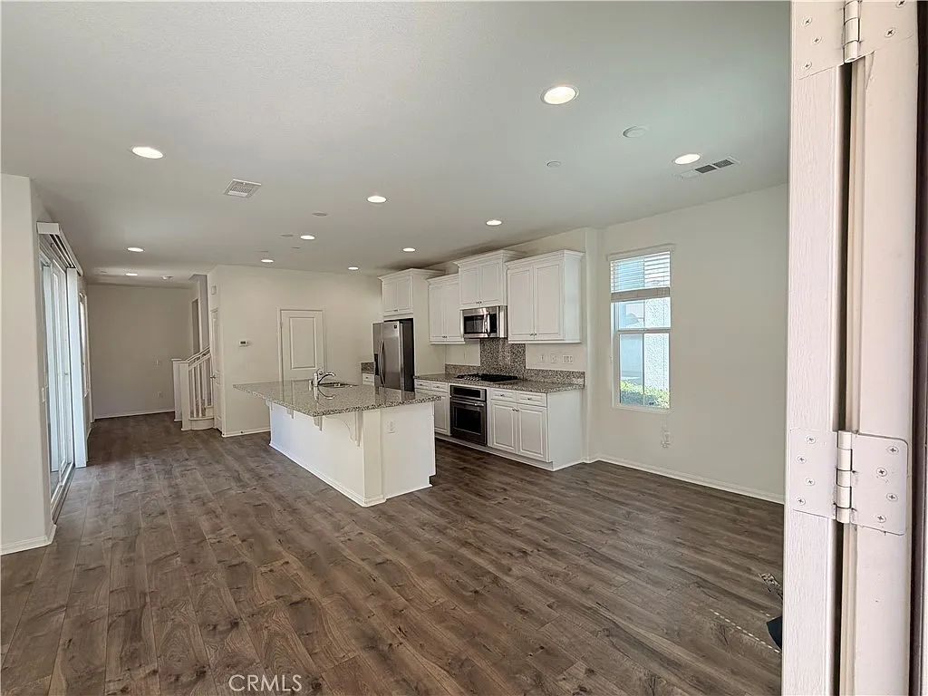 3 bed, 3.5 bath, 2134 sqft, $5,000 — Photo 3
