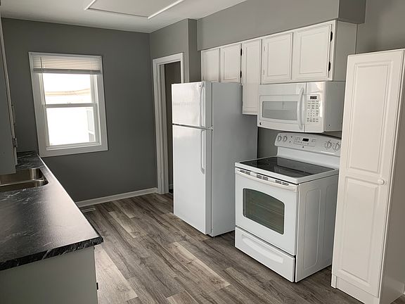 4th image of 105 E Dayton St