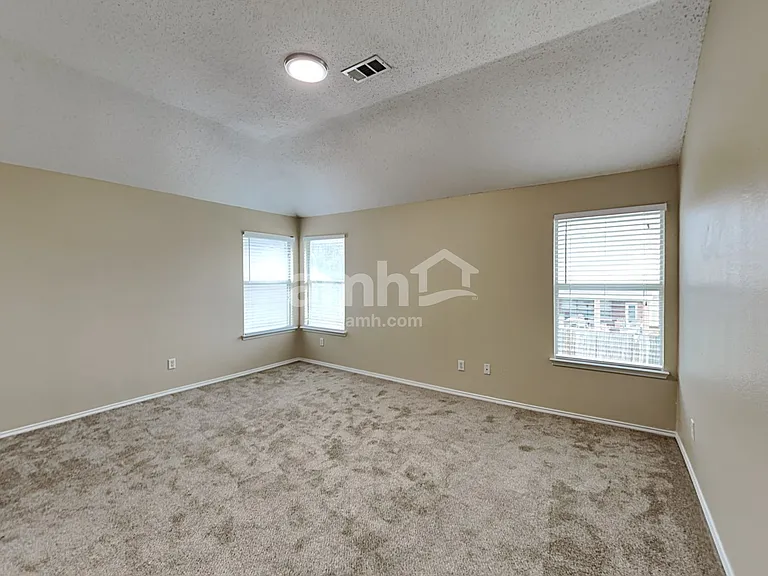316 Stormydale Ln — Photo 10