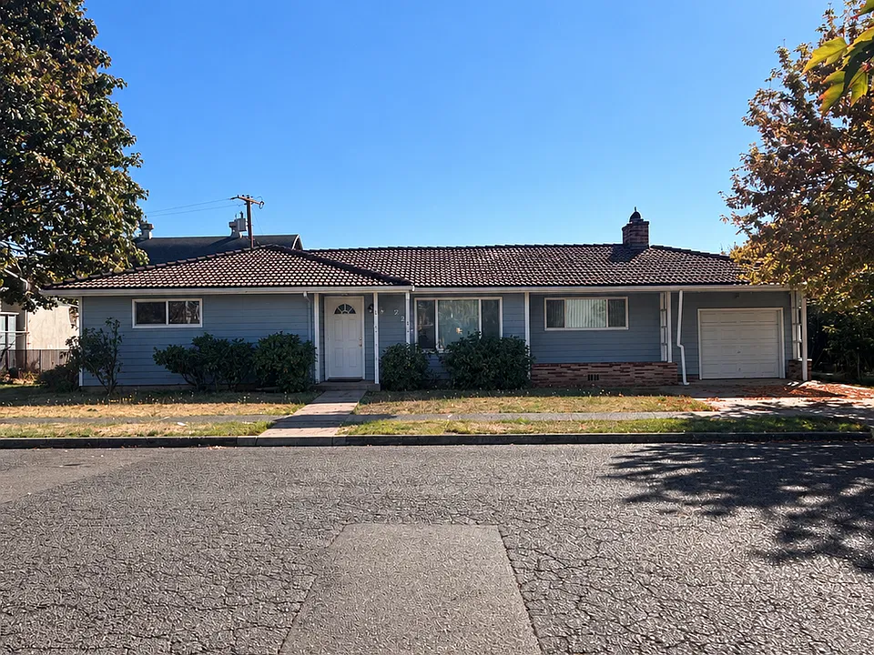 220 W Hollister St