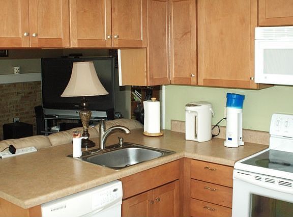 3rd image of 916 Meadowood Dr