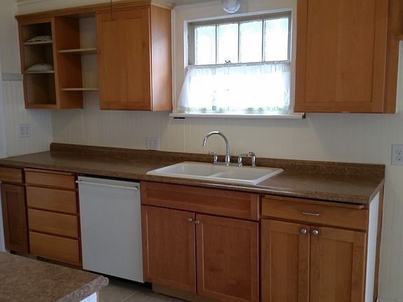 4th image of 121 Spruce St E