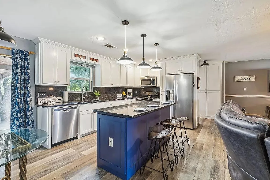 9151 Conway Rd — Photo 3