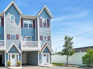 24 Hearthstone Ct, Farmingdale, NY 11735