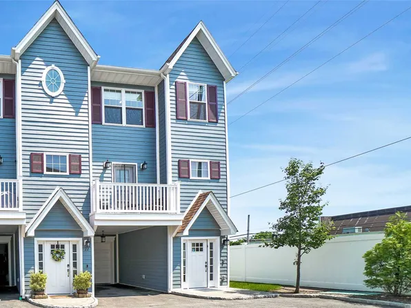 24 Hearthstone Ct, Farmingdale, NY 11735