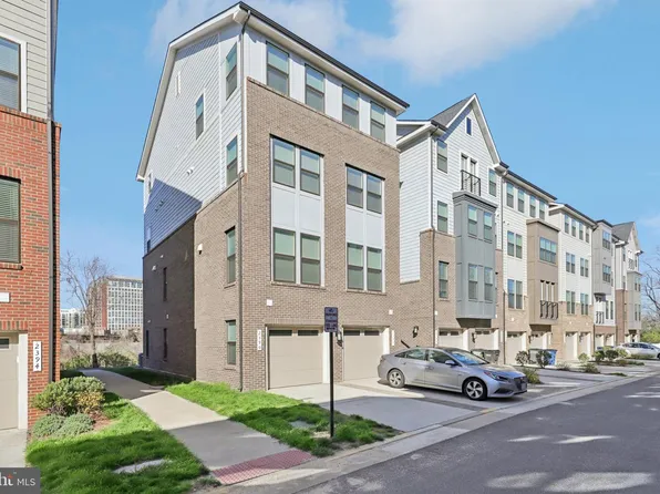 2390 Stella Pl, Alexandria, VA 22303