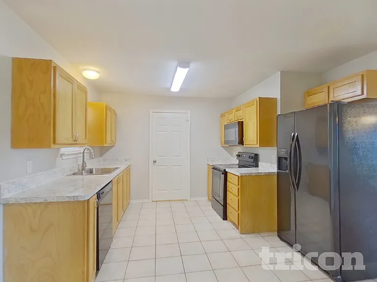 213 Dean Ct — Photo 5