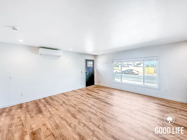 729-731 Reef Dr — Photo 5