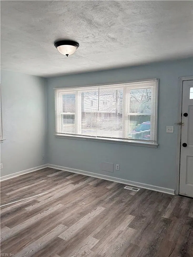 Roomy 2-Bedroom Duplex — Photo 3