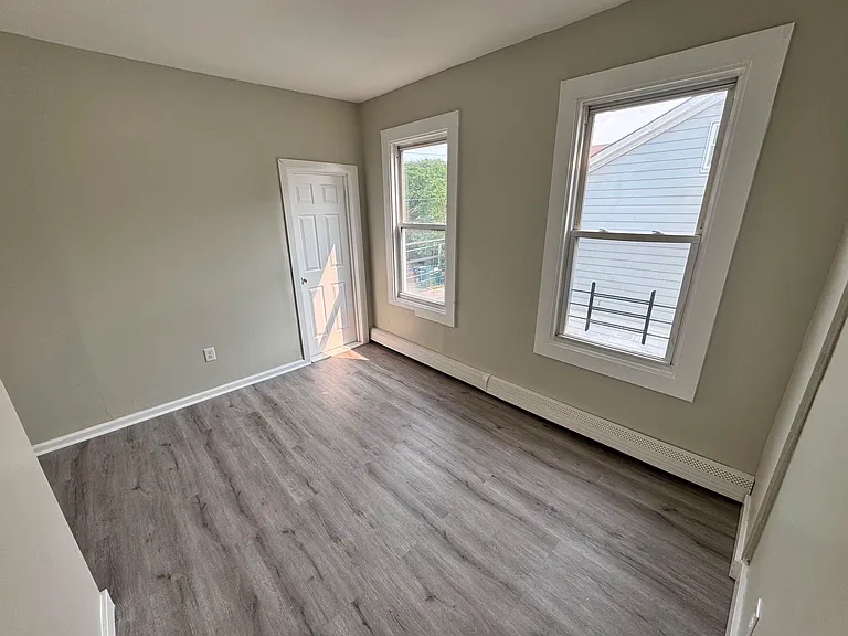 27-29 N Munn Ave #2R — Photo 3