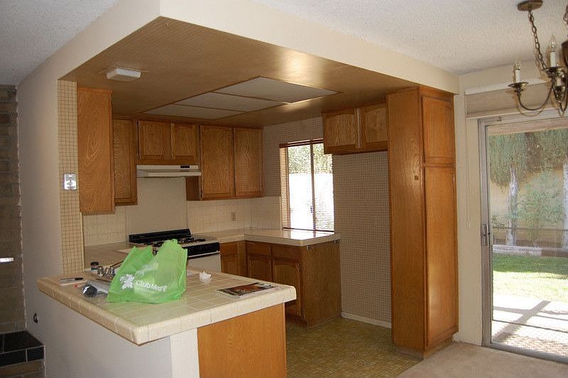 Kitchen open to Fam Rm