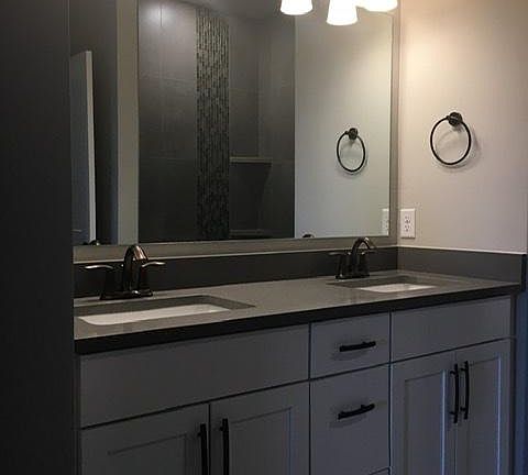 Upstairs jack & Jill bath w bathtub