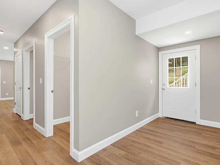 470 Oakville Ave — Photo 13