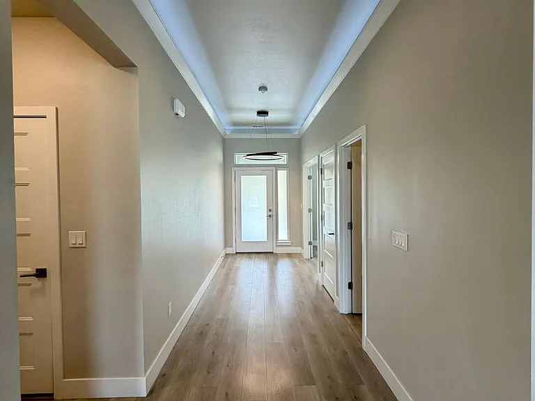1808 Somers Ln — Photo 2