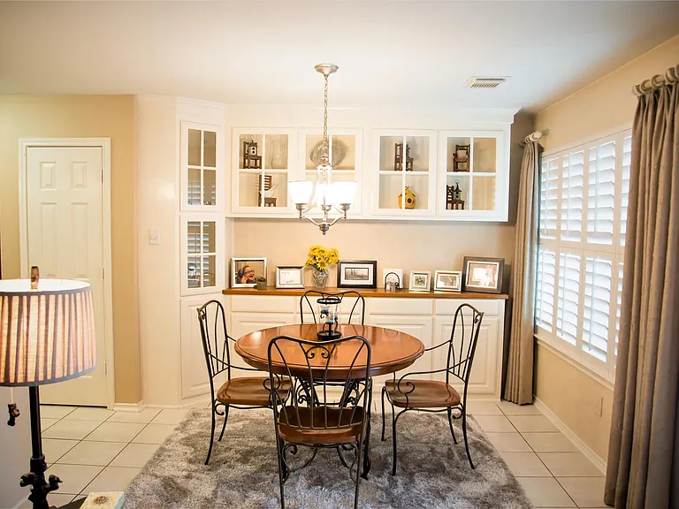 31 N Walden Elms Cir — Photo 11