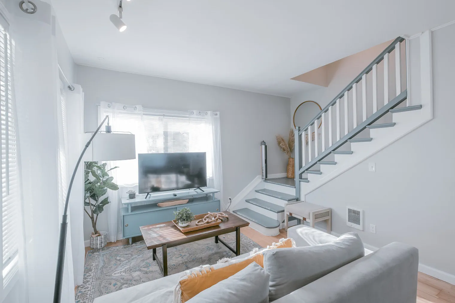 3 bed, 2.0 bath, 2098 sqft, $5,237 — Photo 1