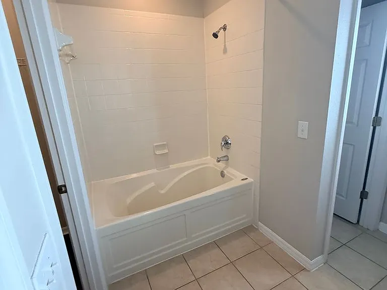 1110 Oak Pond Dr — Photo 6