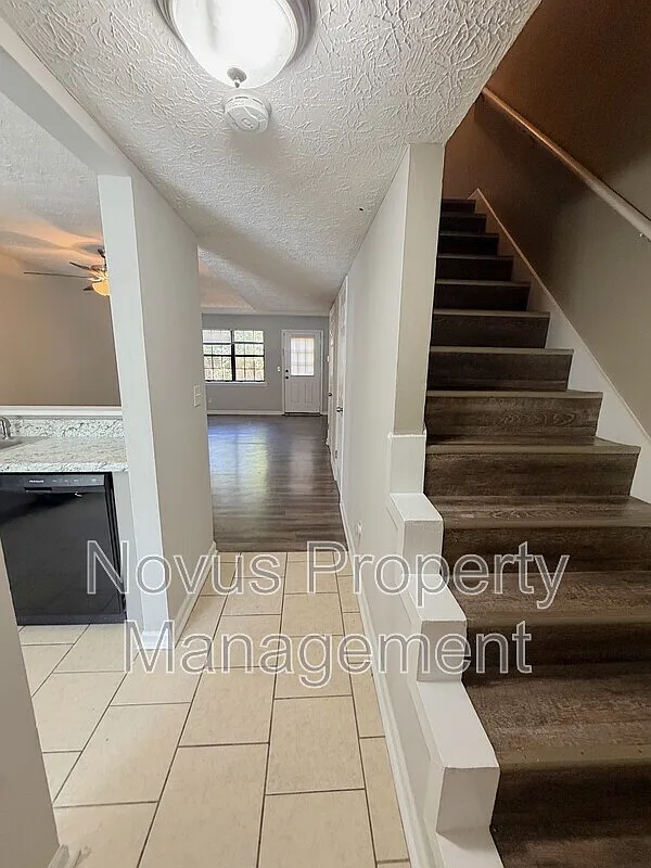2 bed, 1.5 bath, 1050 sqft, $1,185 — Photo 3