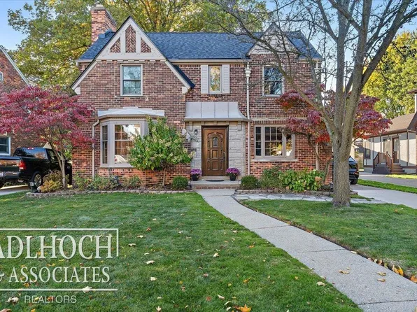 827 Fisher Rd, Grosse Pointe, MI 48230