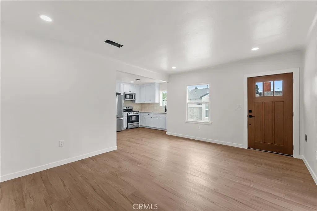 2 bed, 820 sqft, $3,100 — Photo 4