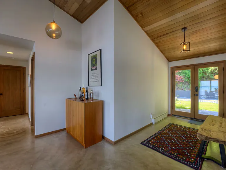 10835 Point Vashon Dr SW — Photo 7