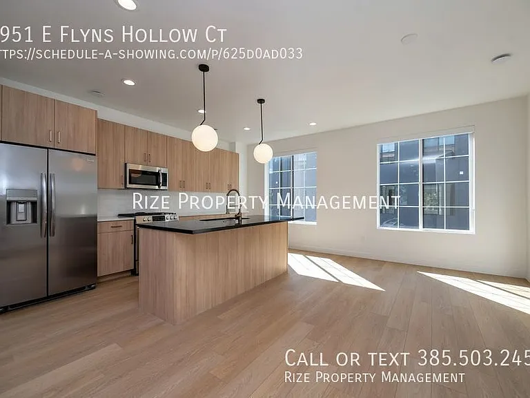 1951 E Flyns Hollow Ct — Photo 2