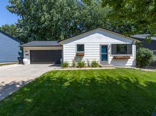 2700 S Bernhaven Ave, Sioux Falls, SD 57110