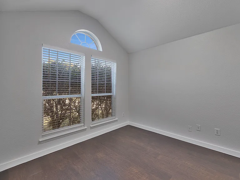 605 Clearbrook St — Photo 34